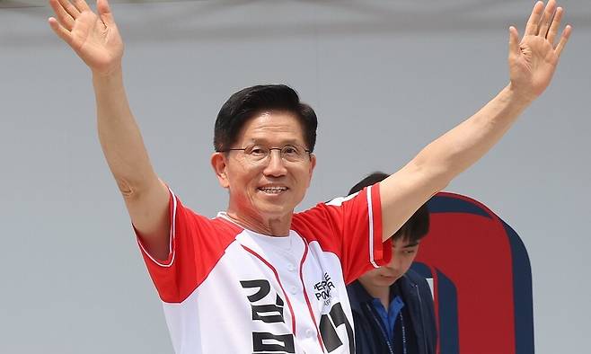 김문수 국민의힘 대통령 후보가 29일 오후 경기도 시흥 삼미시장 앞에서 열린 ‘대역전의 서막, 시흥’ 유세에서 유권자들에게 지지를 호소하고 있다. 공동취재사진