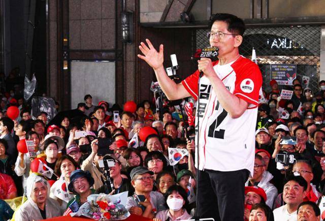 김문수 국민의힘 대통령 후보가 28일 대구광역시 동성로에서 열린 유세에서 시민들에게 지지를 호소하고 있다. 대구=정다빈 기자