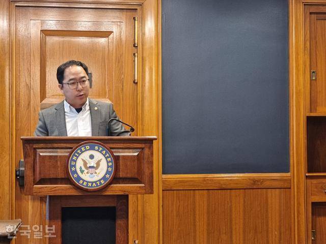 한국계인 앤디 김 미국 연방 상원의원이 28일 미 워싱턴 덕슨 상원의원 회관에서 한국 등 아시아·태평양 국가 언론을 대상으로 기자간담회를 하고 있다. 워싱턴=권경성 특파원