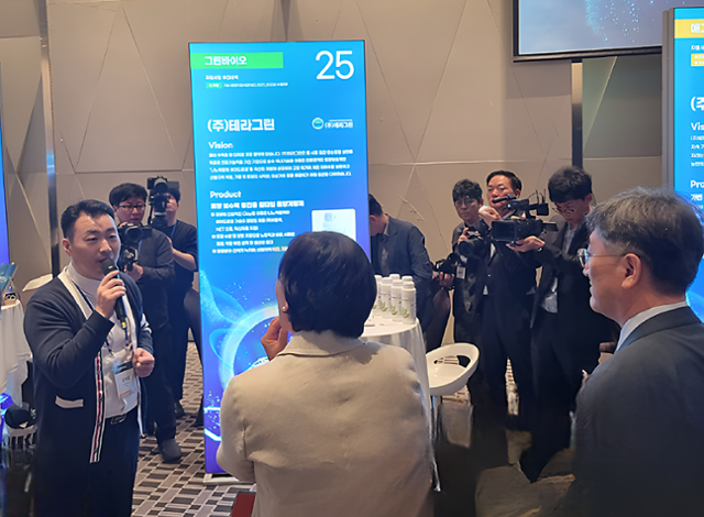 26일 서울 용산 드래곤시티에서 열린 ‘2025 농식품 기술투자 로드쇼’에서 ㈜테라그린 김윤섭 수석연구원(사진 왼쪽)이 송미령 농림축산식품부 장관(사진 중간) 및 행사 참석자들과 질의응답 시간을 나누고 있다. [사진= 테라그린 제공]