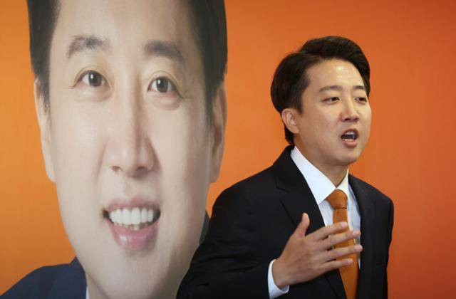 개혁신당 이준석 대선 후보가 29일 서울 여의도 국회에서 긴급기자회견을 열고 TV 토론회에서 여성 신체에 대한 표현으로 논란이 되는 것과 관련해 입장을 밝히고 있다. 연합뉴스