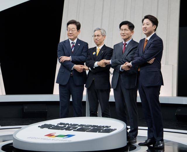 27일 서울 마포구 상암 MBC스튜디오에서 열린 21대 대선후보 3차 토론회에 이재명(왼쪽부터) 더불어민주당 후보, 민주노동당 권영국 후보, 국민의힘 김문수 후보, 개혁신당 이준석 후보가 참석하여 기념촬영을 하고 있다. 국회사진기자단