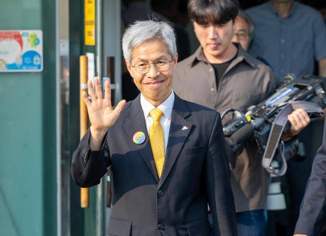 권영국(왼쪽) 민주노동당 대선 후보가 29일 전남 여수시 주암마을회관에 마련된 투표소에서 6·3 대선 사전투표를 마친 뒤 지지자들에게 인사하고 있다. 여수=뉴시스