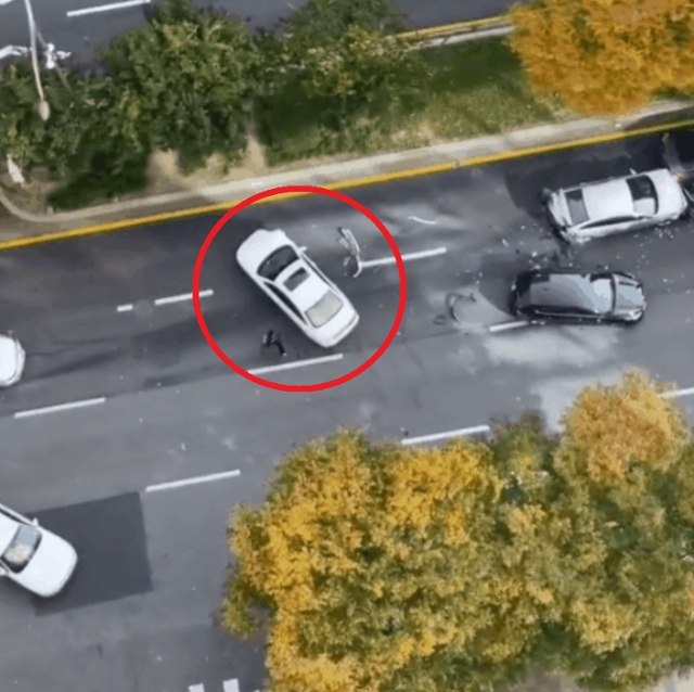 지난해 11월 2일 서울 강남구 역삼동 국기원입구 사거리 인근에서 8중 추돌을 일으킨 차량(빨간 원)의 모습. 온라인커뮤니티 캡처