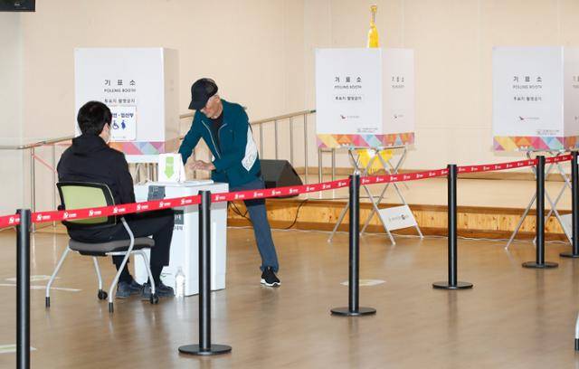제21대 대통령선거 사전투표 첫날인 29일 오전 제주 서귀포시 중문동 주민센터 3층 사전투표소를 찾은 시민들이 소중한 권리를 행사하고 있다. 뉴시스