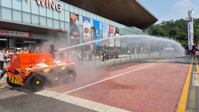 28일 대구 북구 엑스코(EXCO) 앞 동관에서 현대로템이 개발한 '무인소방로봇' 시연이 열리고 있다. 대구=김재현 기자