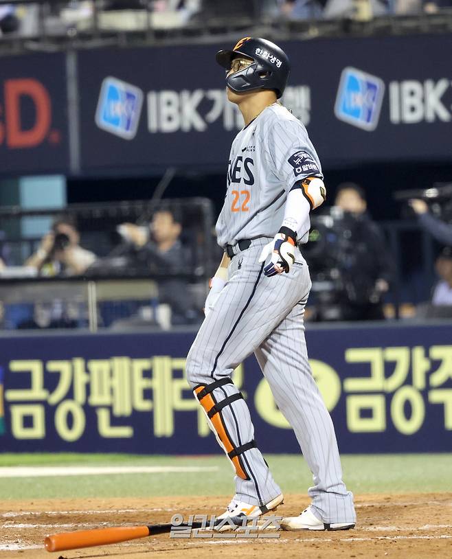2025 KB0리그 프로야구 LG트윈스와 한화이글스의 경기가 28일 오후 서울 잠실야구장에서 열렸다. 연장 11회초 2사 1루 채은성이 투런홈런을 치고 타구방향을 바라보고 있다. 잠실=김민규 기자 mgkim1@edaily.co.kr