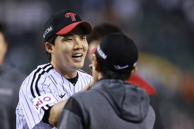 <yonhap photo-6243="">(서울=연합뉴스) 신현우 기자 = 26일 서울 잠실야구장에서 열린 프로야구 2025 신한 SOL 뱅크 KBO리그 한화 이글스와 LG 트윈스의 경기가 4-0으로 끝난 뒤 생애 첫 완봉승을 기록한 LG 선발 투수 임찬규가 염경엽 감독과 하이파이브하고 있다. 2025.3.26 nowwego@yna.co.kr/2025-03-26 21:24:48/ <저작권자 ⓒ 1980-2025 ㈜연합뉴스. 무단 전재 재배포 금지, AI 학습 및 활용 금지></yonhap>