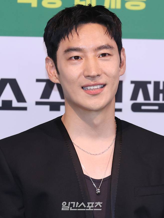 배우 이제훈이 29일 오후 서울 용산구 CGV용산아이파크몰에서 열린 영화 '소주전쟁' 언론배급시사회 및 기자간담회에 참석해 취재진과의 질의 응답 시간을 갖고 있다. '소주전쟁'은 1997년 IMF 외환위기, 소주 회사가 곧 인생인 재무이사 종록과 오로지 성과만 추구하는 글로벌 투자사 직원 인범이 대한민국 국민 소주의 운명을 걸고 맞서는 이야기를 그린 영화. 오는 30일 개봉. 서병수 기자 qudtn@edaily.co.kr /2025.05.29/