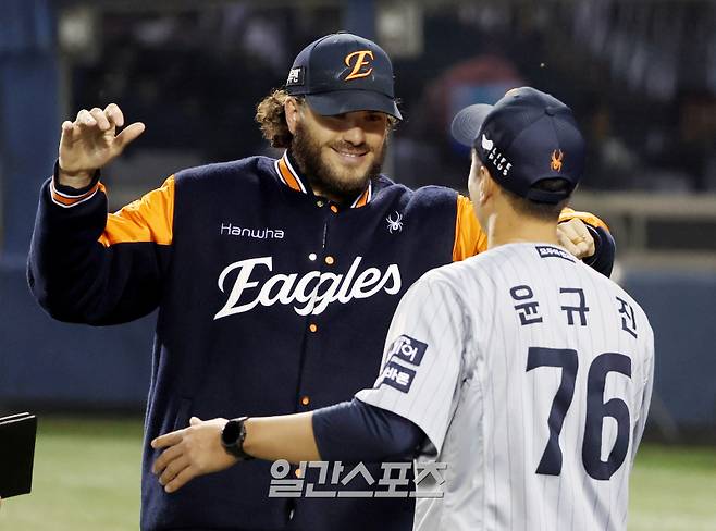 2025 KB0리그 프로야구 LG트윈스와 한화이글스의 경기가 28일 오후 서울 잠실야구장에서 열렸다. 연장 11회 끝에 6대 5 신승을 거둔 한화 폰세 등 선수들이 자축하고 있다. 잠실=김민규 기자 mgkim1@edaily.co.kr