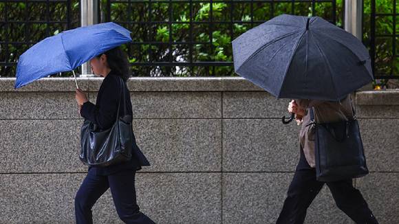 서울 시내에 거센 비바람이 몰아친 지난 9일 서울 종로구 광화문 인근에서 시민들이 우산을 쓰고 이동하고 있다. [사진=연합뉴스]