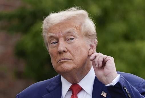 지난해 8월 당시 도널드 트럼프 공화당 대통령 후보가 뉴저지주 베드민스터에 있는 트럼프 내셔널 골프클럽에서 기자회견을 마친 뒤 자신의 귀에 손을 대고 취재진의 질문을 듣는 모습. [사진=AP/연합뉴스]