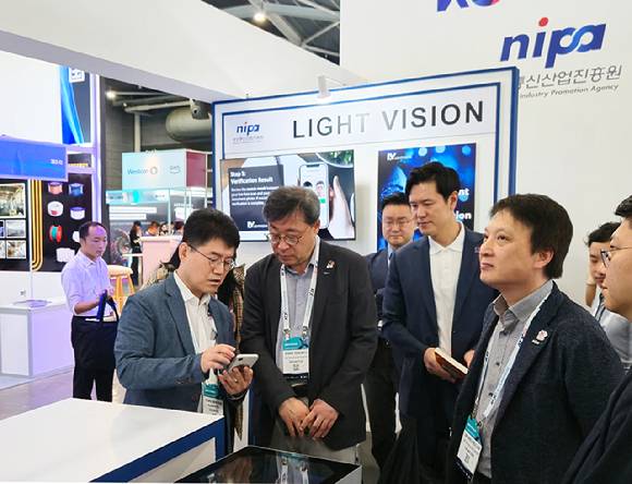 박윤규 정보통신산업진흥원장(왼쪽 두번째)이 지난 27일부터 29일까지 싱가포르에서 개최된 ‘아시아테크' 현장에 마련된 정보통신산업진흥원관을 살펴보고 있다. [사진=NIPA]
