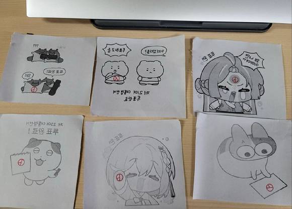 한 사람이 자신이 좋아하는 캐릭터 여러 장에 도장을 찍고 투표 인증샷을 찍기도 한다. 사진은 여러 캐릭터 투표 인증 용지.   [사진=X 갈무리]