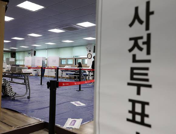 제21대 대통령선거 사전투표 첫날인 29일, 전북 전주시 완산구 중화산2동주민센터에 마련된 사전투표소에서 유권자들이 투표하고 있다. [사진=연합뉴스]