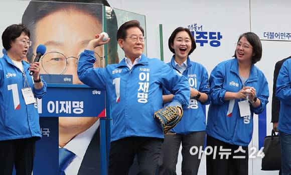 제21대 대통령선거 사전투표일인 29일 더불어민주당 이재명 후보가 서울 송파구 종합운동장역 앞 광장에서 열린 강동구·송파구 집중유세에서 시구 퍼포먼스를 하고 있다. [사진=곽영래 기자]