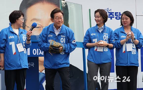 제21대 대통령선거 사전투표일인 29일 더불어민주당 이재명 후보가 서울 송파구 종합운동장역 앞 광장에서 열린 강동구·송파구 집중유세에서 시구 퍼포먼스를 하고 있다. [사진=곽영래 기자]