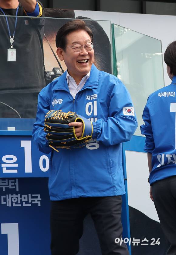 제21대 대통령선거 사전투표일인 29일 더불어민주당 이재명 후보가 서울 송파구 종합운동장역 앞 광장에서 열린 강동구·송파구 집중유세에서 시구 퍼포먼스를 하고 있다. [사진=곽영래 기자]