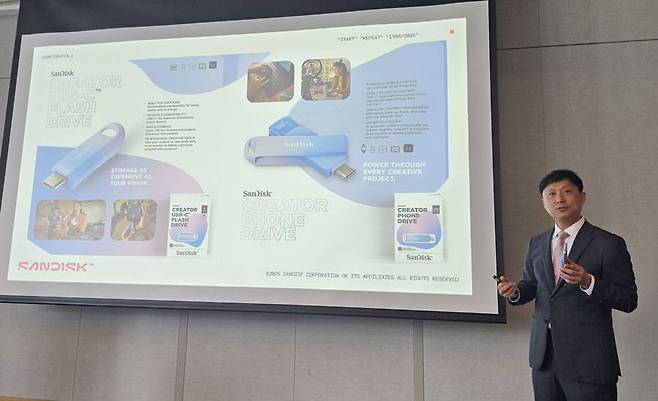 USB 메모리의 일종인 '크리에이터 폰 드라이브(왼쪽)'와 '크리에이터 USB-C 플래시 드라이브(오른쪽)' / 출처=IT동아