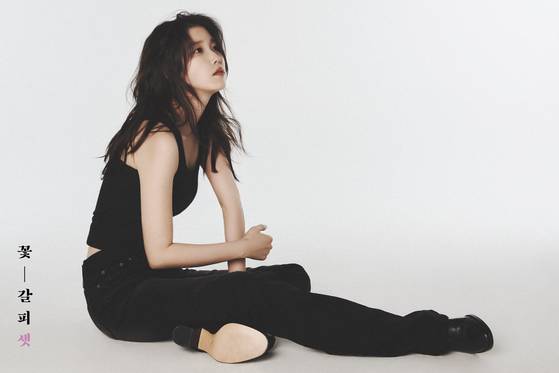 아이유는 ‘꽃갈피 셋’에 대해 “시간이 흘러도 바래지 않는, 그리운 추억의 흔적”이라고 소개했다. 티저 속 우유통, 디지털 카메라 등의 소품은 아날로그 감성을 자극한다. [사진 이담엔터테인먼트]