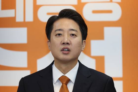 이준석 개혁신당 대통령 후보가 29일 오전 서울 여의도 국회에서 TV토론 당시 여성 신체 부위 언급에 대한 사과와 이재명 더불어민주당 후보 아들 의혹 관련 긴급 기자회견을 하고 있다. 뉴스1