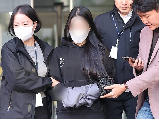 서울 강남 한복판에서 8중 추돌 사고를 일으킨 무면허 운전자 20대 여성 A 씨가 지난해 11월 7일 오전 서울 강남경찰서에서 나와 검찰로 구속 송치되고 있다. 뉴스1