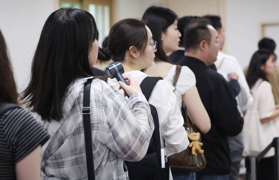 제21대 대통령선거 사전투표가 시간된 29일 서울 서대문구 구 신촌동주민센터에 마련된 사전투표소에서 대학생 유권자들이 투표를 하기위해 줄을 서고 있다. 뉴시스