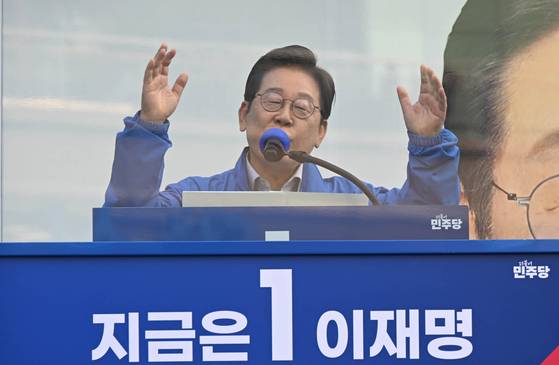 이재명 더불어민주당 대선후보가 28일 서울 성동구 왕십리역 광장에서 유세하고 있다. 김성룡 기자