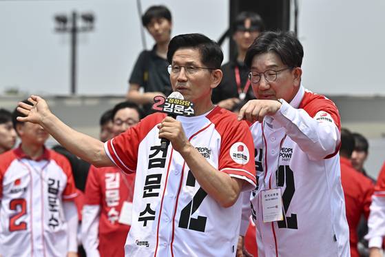 김문수(왼쪽) 국민의힘 대선후보와 권성동 원내대표가 28일 경남 김해수로왕릉 공원에서 이야기를 나누고 있다. 김성룡 기자