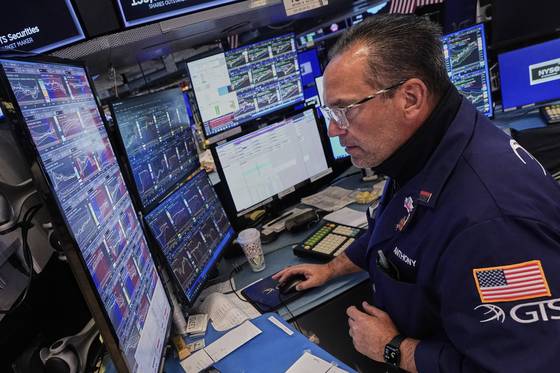 27일(현지시간) 뉴욕증권거래소에서 한 시장전문가가 시장 상황을 주시하고 있다. AP=연합뉴스