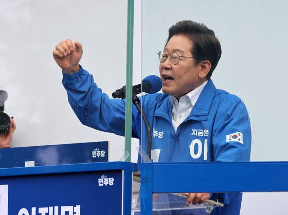 이재명 더불어민주당 대선 후보가 29일 서울 송파구 잠실야구장 앞에서 선거 유세를 하고 있다. 김성룡 기자