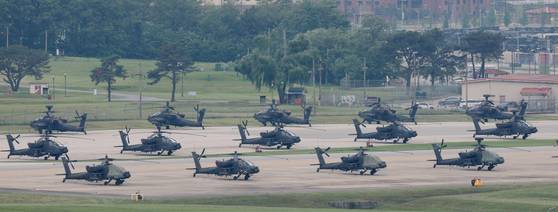 지난 23일 경기 평택시 팽성읍 주한미군기지 캠프 험프리스에 아파치 헬기가 계류되어 있는 모습. 뉴스1