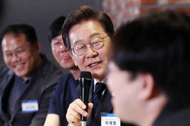 ▲ 더불어민주당 이재명 대선후보가 29일 서울 성동구 메리히어에서 열린 ‘혁신성장의 씨앗, 스타트업 레벨업!’ 간담회에서 소셜 및 스타트업 기업 대표들과 대화하고 있다. 연합뉴스