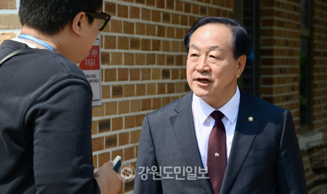 ▲ ▲ 제21대 대통령선거 사전투표가 시작된 29일 춘천 북부노인복지관에서 한기호 국회의원이 투표후 본지와 인터뷰를 하고 있다. 방도겸 기자