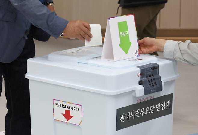 ▲ 제21대 대통령선거 사전투표 첫날인 29일 서울 성동구 송정동공공복합청사에 마련된 사전투표소에서 한 시민이 투표함에 투표용지를 넣고 있다 [연합뉴스]&nbsp;