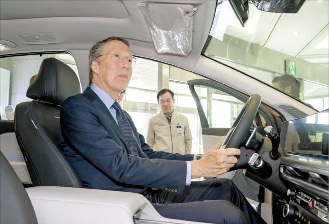 페터르 판데르 플리트 주한 네덜란드대사가 공식 관용차로 선정된 현대자동차의 전기차 아이오닉 9 운전석을 살펴보고 있다.  /현대차 제공