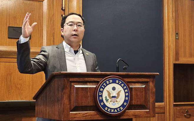 앤디 김 미국 상원의원(민주, 뉴저지)이 28일(현지시간) 미국 상원의원 회관 덕슨빌딩에서 열린 기자간담회에서 발언하고 있다. /워싱턴=이상은 특파원