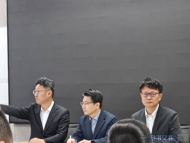 SK텔레콤 김희섭 PR실장(왼쪽부터), 임봉호 SK텔레콤 MNO 사업부장, 류정환 SK텔레콤 인프라전략기술센터담당(부사장)이 29일 오전 삼화빌딩에서 열린 '일일 브리핑'에 참석해 질의응답을 하고 있다. 사진=박수빈 기자