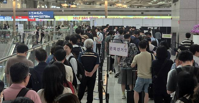 29일 인천공항에 설치된 사전투표소에서 투표하기 위해 공항 이용객들이 긴 줄을 서고 있다. 박준철기자