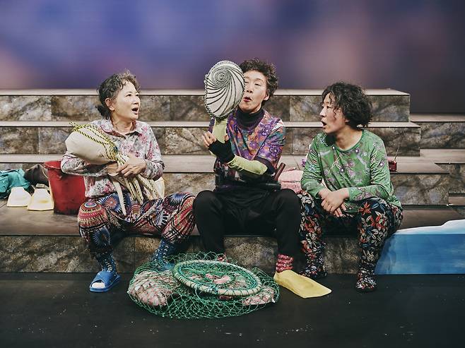 연극 <엔들링스>는 한국의 외딴 섬 만재도의 해녀들과 미국 뉴욕에 사는 극작가 하영의 이야기를 교차시켜 지역과 정체성에 대한 질문을 던지는 연극이다.    두산아트센터 제공