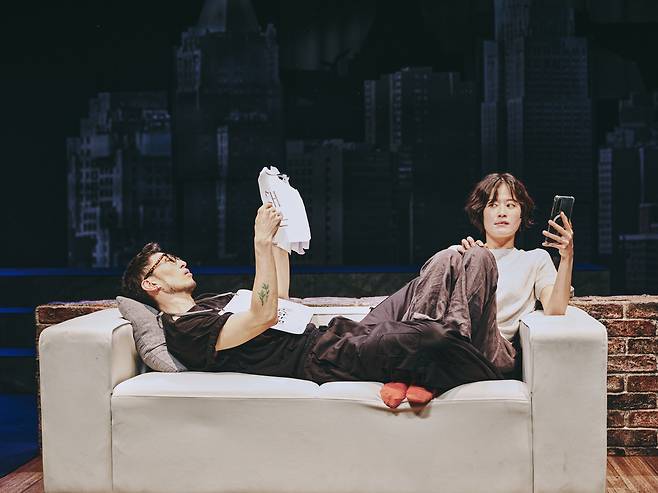 연극 <엔들링스>에 등장하는 극작가 하영(오른쪽)과 ‘백인 남편’의 모습.    두산아트센터 제공