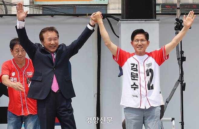 김문수 국민의힘 대선 후보가 29일 오후 경기도 시흥 삼미시장 앞에서 열린 “대역전의 서막, 시흥” 유세에서 손학규 전 바른미래당 대표와 함께 유권자들에게 지지를 호소하고 있다. 한수빈 기자