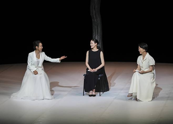 지난 28일 서울 서초구 예술의전당 CJ토월극장에서 열린 <커넥션(conneXion), 최태지×문훈숙> 공연에서 최태지 전 국립발레단장과 김주원 대한민국발레축제 예술감독, 문훈숙 유니버설발레단장(왼쪽부터)이 대담을 나누고 있다. 대한민국발레축제추진단 제공