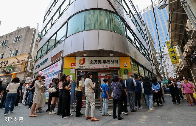 점심시간 쪼개서 대통령 뽑으러 왔습니다 제21대 대통령 선거 사전투표 첫날인 29일 점심시간을 이용해 투표하려는 시민들이 서울 중구 소공동주민센터 앞에서 줄지어 서 순서를 기다리고 있다. 이준헌 기자 heon@kyunghyang.com