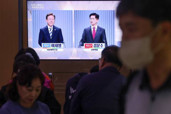 23일 서울역 대합실 TV로 제21대 대통령선거 2차 후보자 토론회가 생중계되고 있다. 연합뉴스