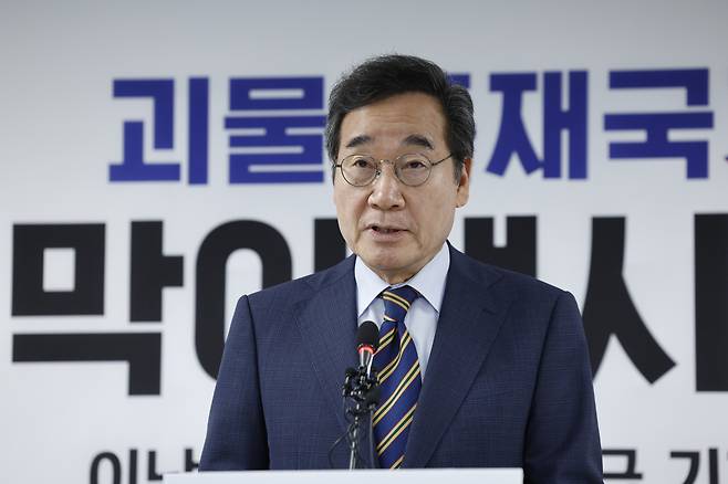 Lee Nak-yon, senior advisor to the New Future Democratic Party, holds a press conference at the party’s headquarters in Yeouido, Seoul, on May 27, announcing his support for People Power Party presidential candidate Kim Moon-soo and their agreement to pursue constitutional reform and a coalition government. [NEWS1]