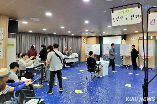 관악구 유권자들이 29일 오전 서울 관악구 신사동복합청사 4층 사전투표소에서 투표용지를 받기 위해 대기하고 있다. 김건주 기자&nbsp;