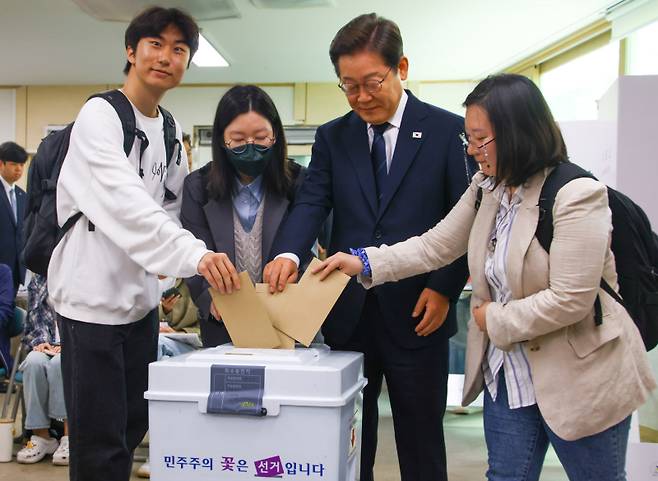 이재명 더불어민주당 대선 후보가 21대 대통령선거 사전투표 첫날인 29일 서울 서대문구 신촌동 주민센터에서 청년들과 투표를 하고 있다. 연합뉴스