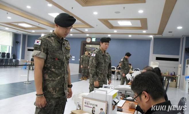 제21대 대통령선거 사전투표 첫날인 29일 강원 화천군여성회관 1층 다목적실에 마련된 사전투표소에서 군장병들이 소중한 한표를 행사하고 있다.