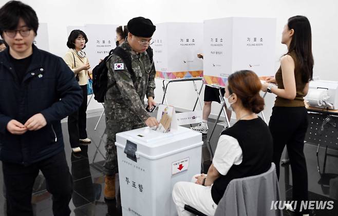 제21대 대선 사전투표 첫날인 29일 역삼1동 주민센터 사전투표소 모습